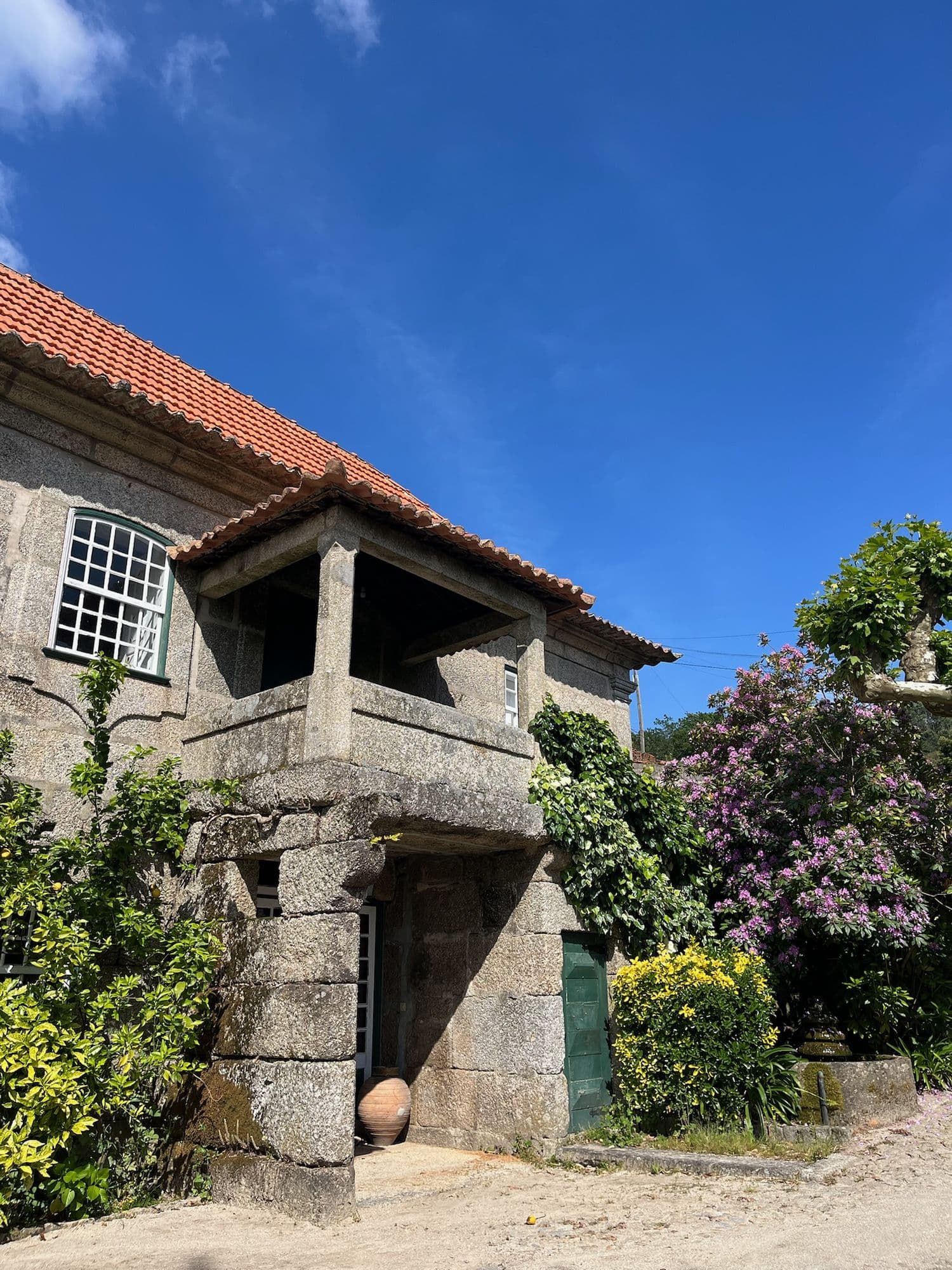 Alpendre de granito da casa